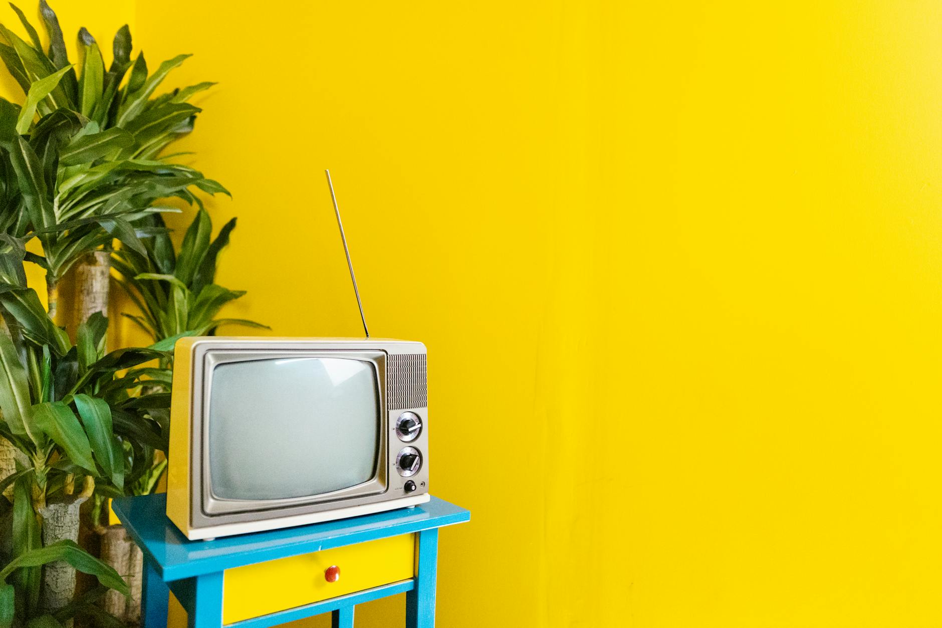 Meja TV modern minimalis dengan desain elegan untuk ruang keluarga.
